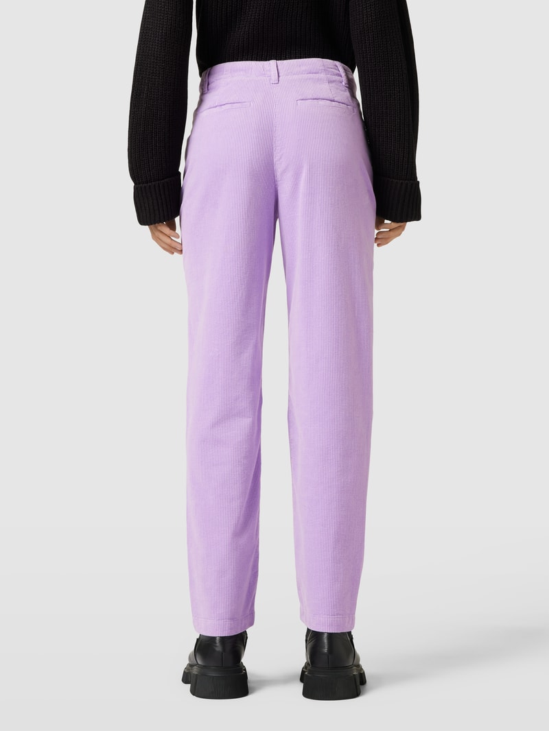Cordhose mit Gesäßtaschen in flieder