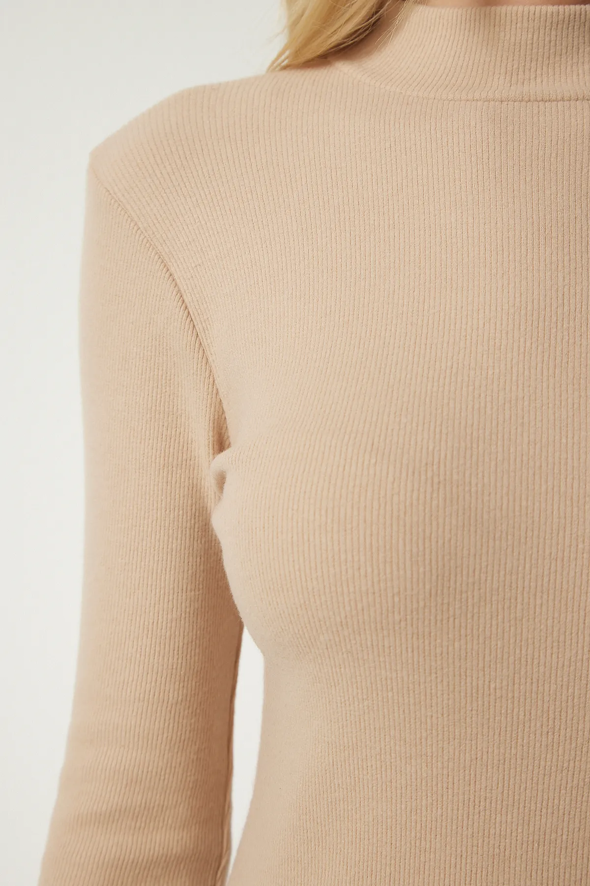 Happiness İstanbul  Kamelfarbenes, geripptes Strickkleid aus Saran mit Rollkragen und Schal für Damen HJ00004