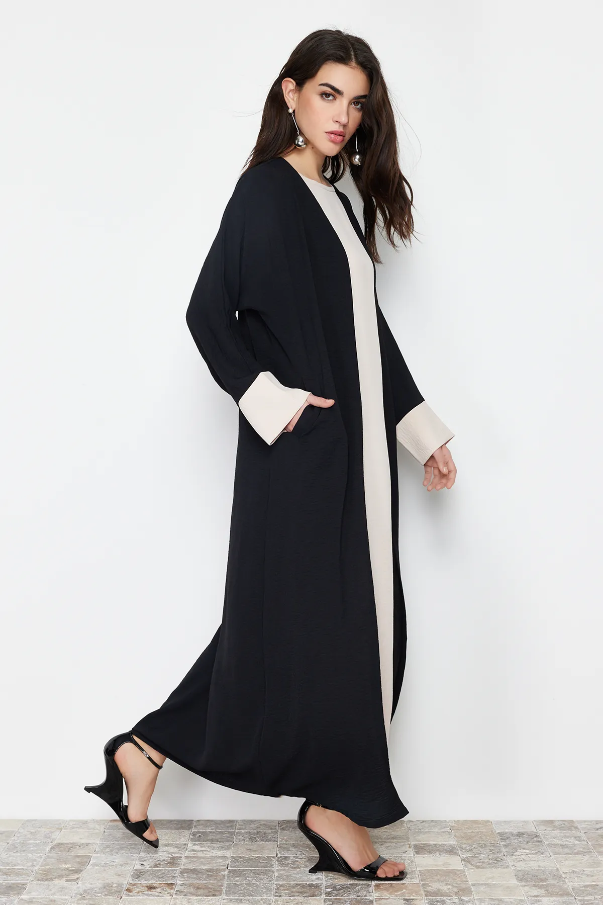 Trendyol Modest  Schwarzes, farbblockiertes Aerobin Ferace Abaya & Kleid, 2-teiliges gewebtes Set TCTSS24US00033