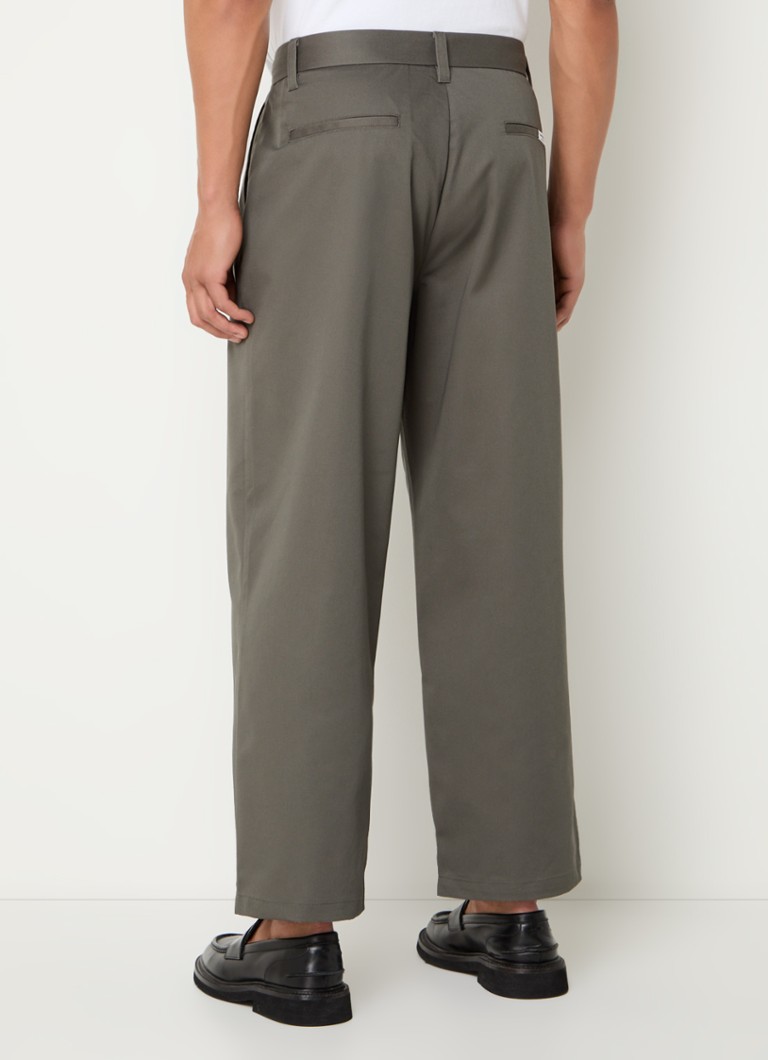 O nouă versiune a pantalonilor chino cu croială largă și buzunare laterale de la Asociația de Surf din New Amsterdam.