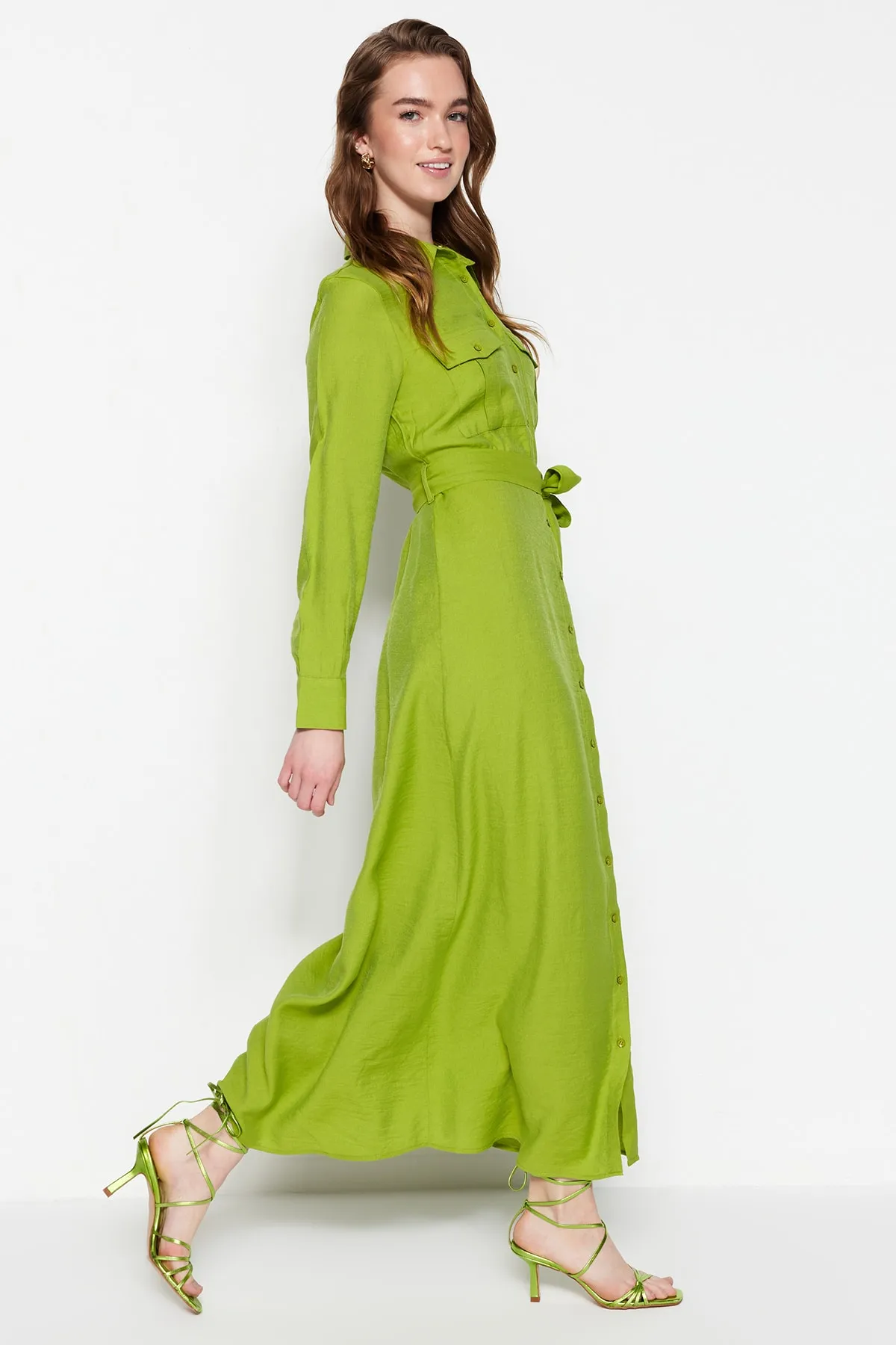 Trendyol Modest  Ölgrünes gewebtes Hemdblusenkleid mit Gürtel und Taschendetail TCTSS23EB00059