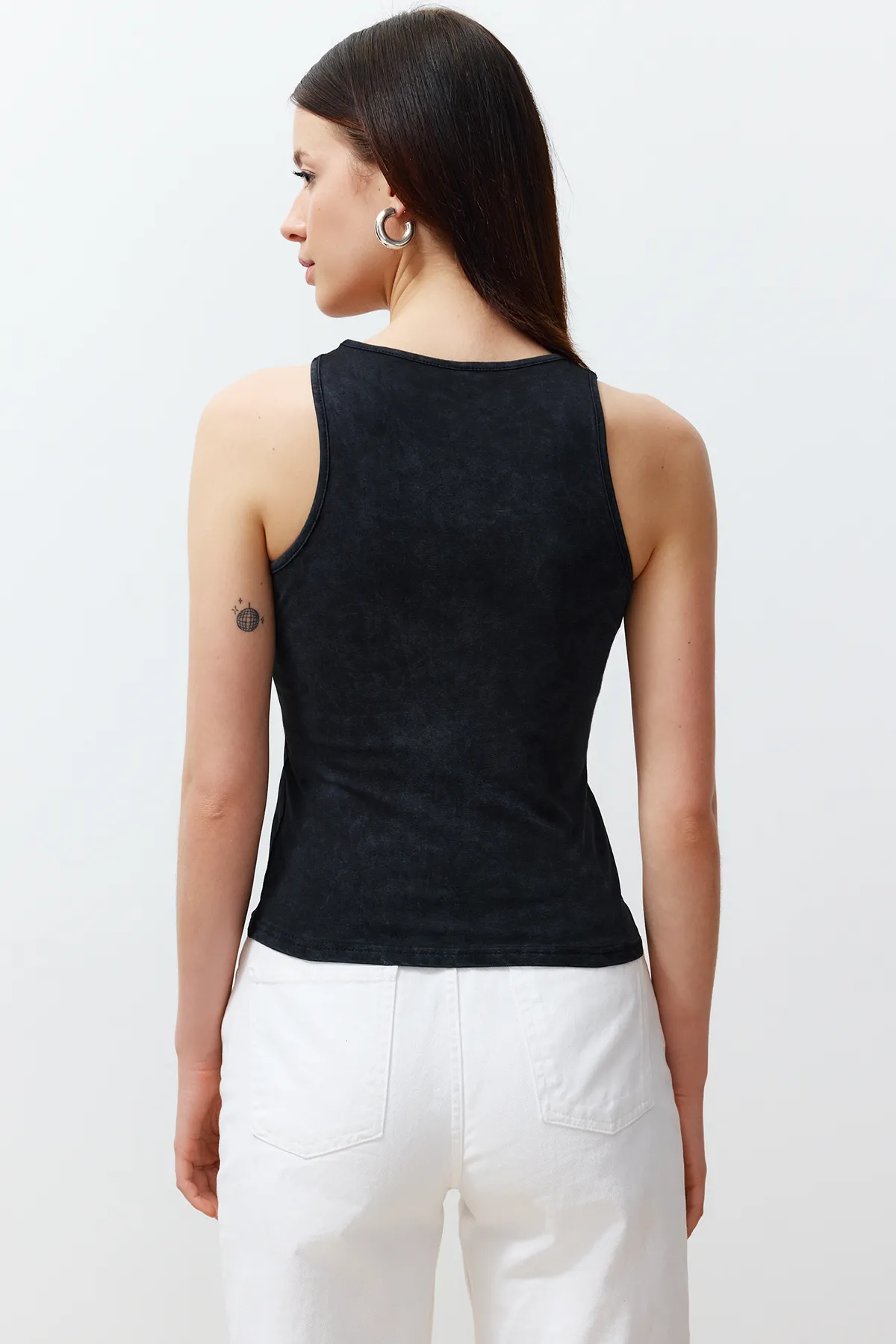 Trendyol Collection  Schwarzes Neckholder-Tanktop aus Baumwolle mit Antik-/Blasseffekt, eng anliegend/flexibel gestrickt, TWOSS23AL00069