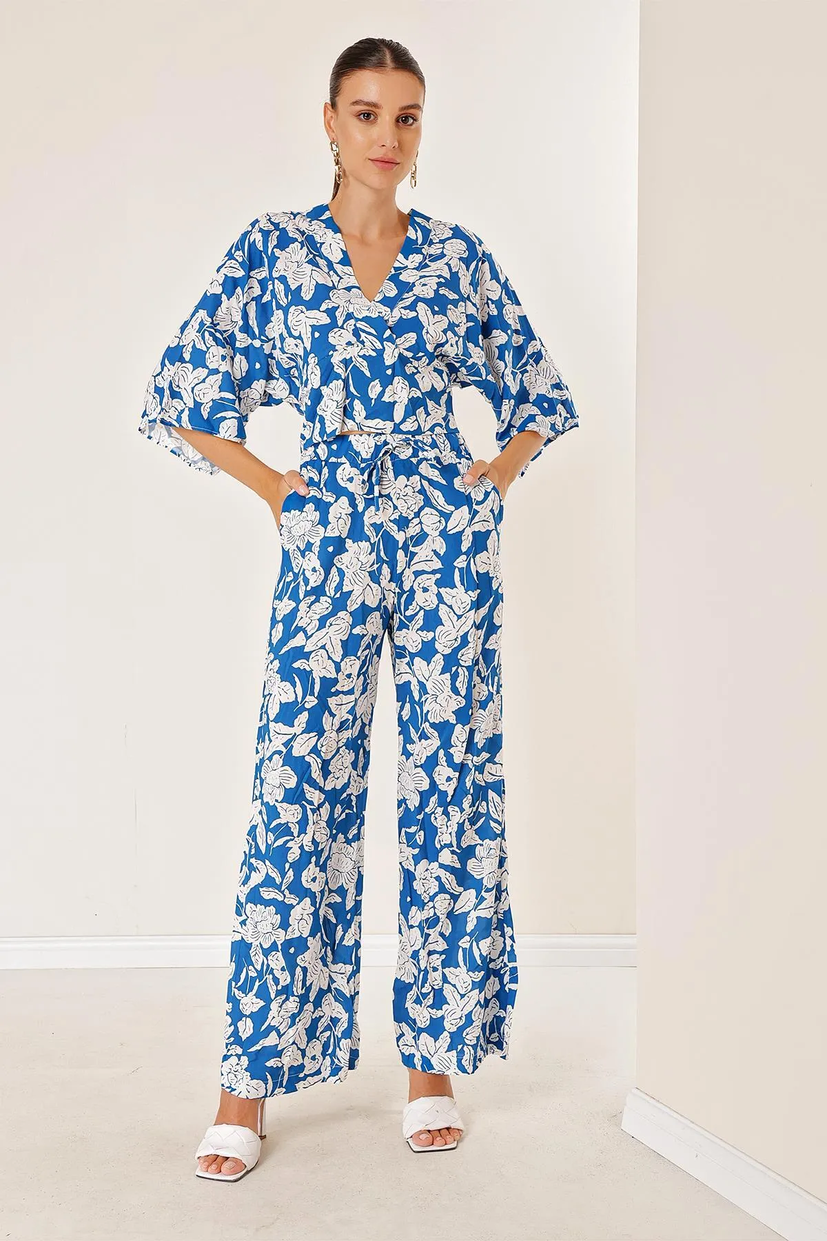 By Saygı  Palazzo-Hose mit elastischer Taille und Tasche vorne und hinten, bauchfrei, gemusterter Doppelanzug mit V-Ausschnitt, Blau
