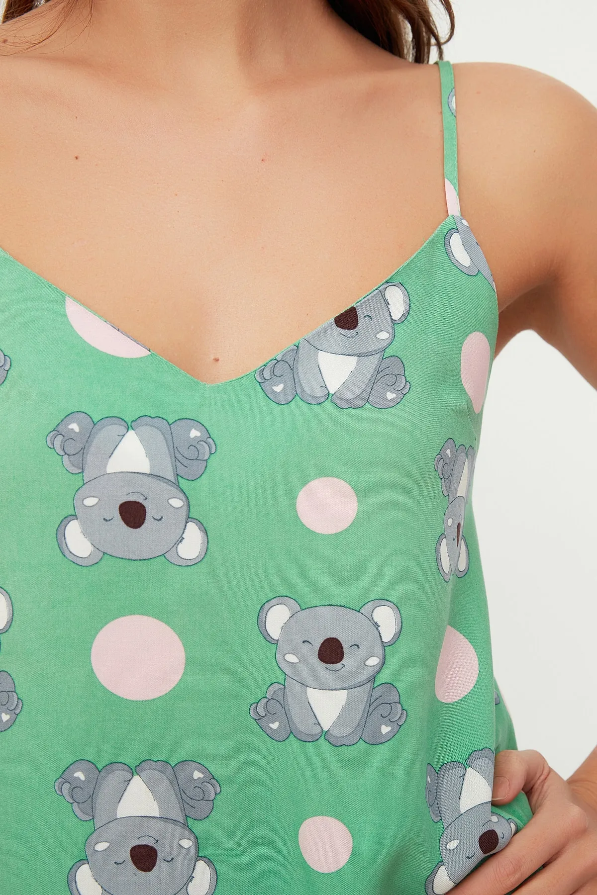 Trendyol Collection  Grünes Pyjama-Set aus Viskosegewebe mit Rüschen und Seilträgern, Koala-Muster, THMSS21PT0475