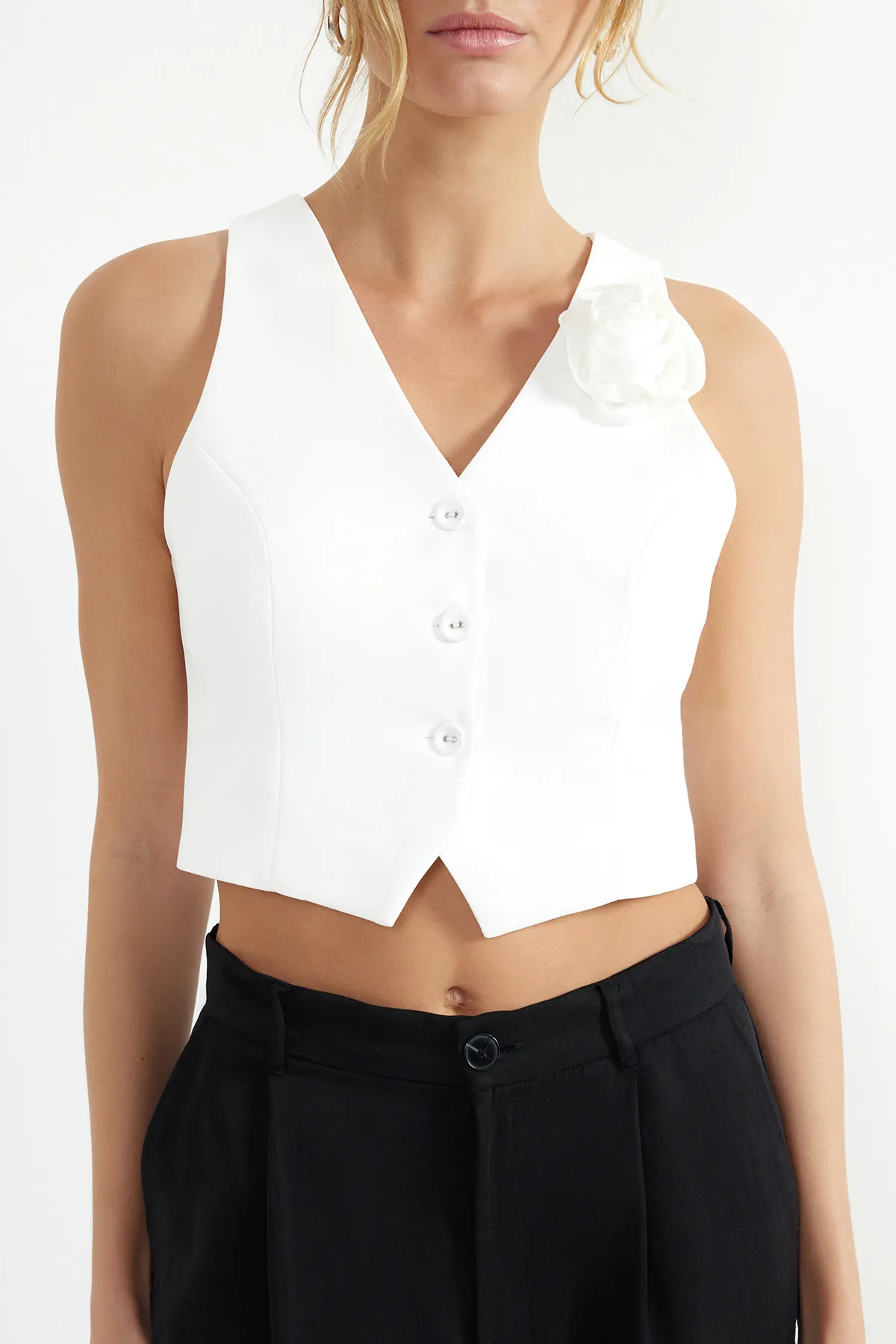 Trendyol Collection  Ecru taillierte, rosafarbene, detaillierte Webweste TWOSS24YE00026