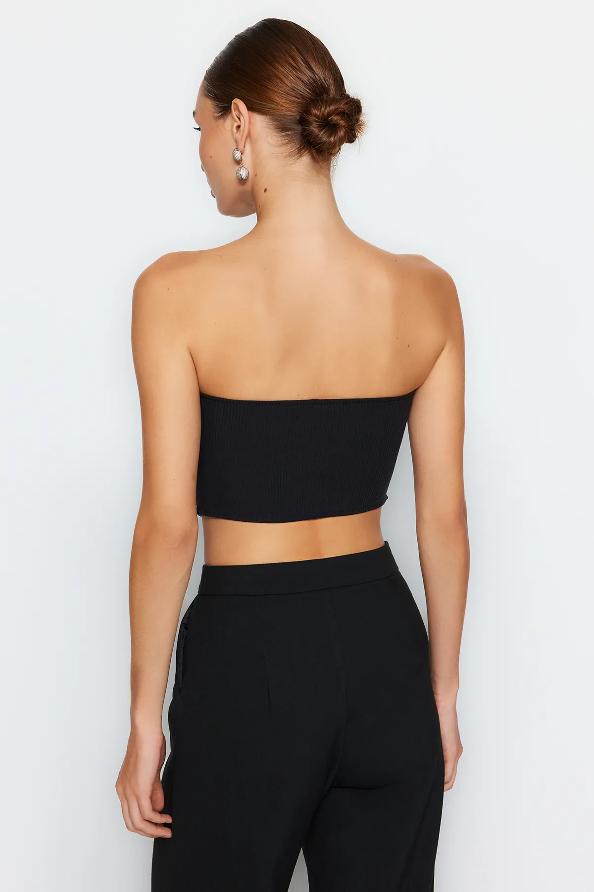 Trendyol Collection  Schwarze, trägerlose, gewebte Bluse mit Knöpfen und Details TWOAW24BZ00421