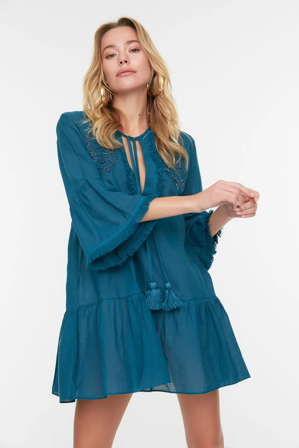 Trendyol Collection  Dunkelblaues, mit Perlen besticktes Voile-Strandkleid TBESS21EL1351