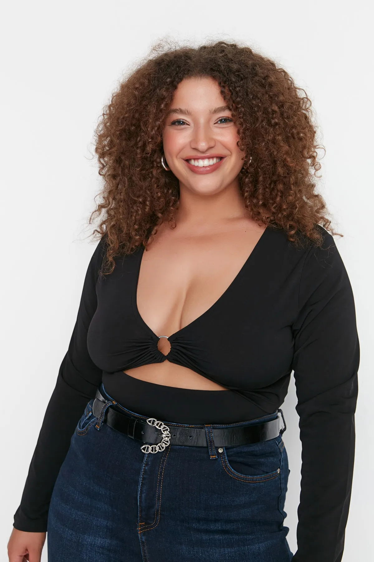 Trendyol Curve  Schwarze, detaillierte Strickbluse mit Fenster-/Ausschnittmuster TBBAW23AF00035