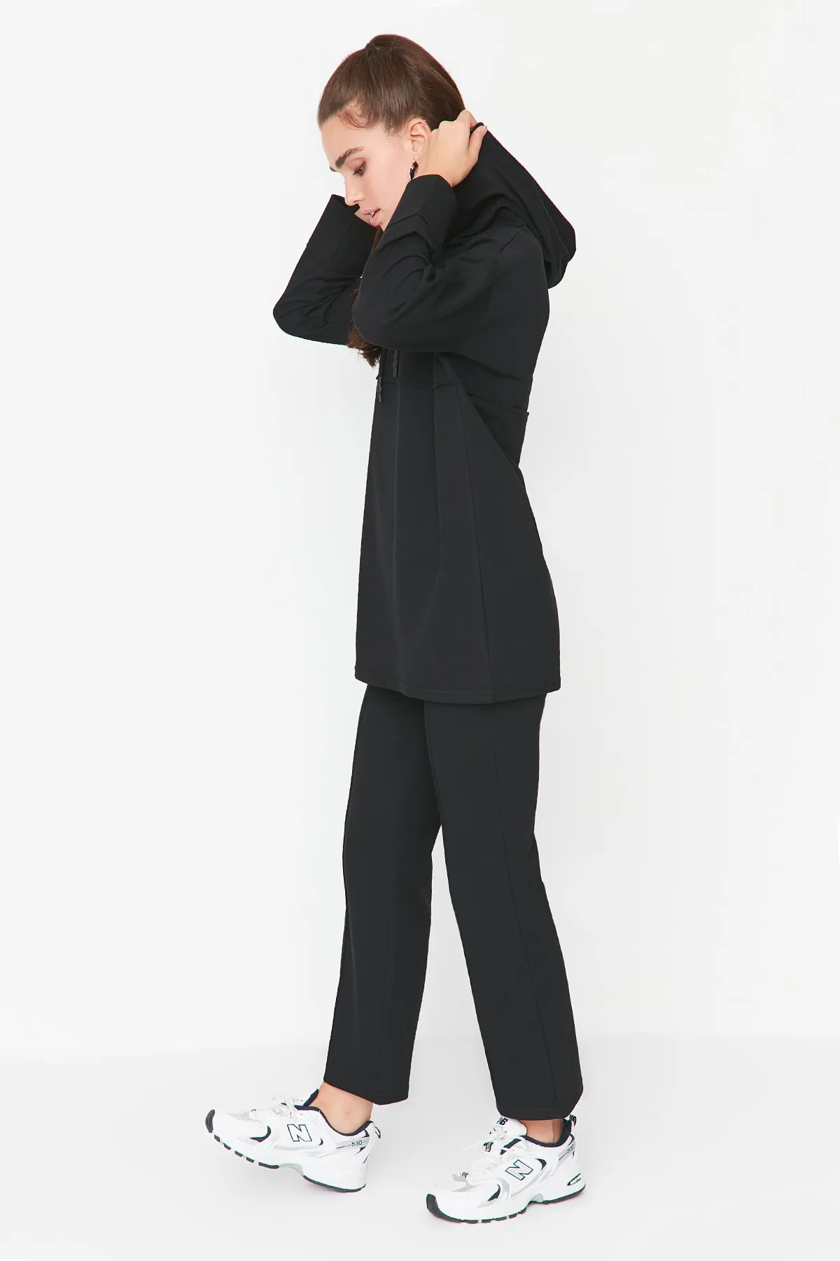 Trendyol Modest  Schwarzes Strick-Trainingsanzug-Set mit Kapuze TCTAW23EN00012