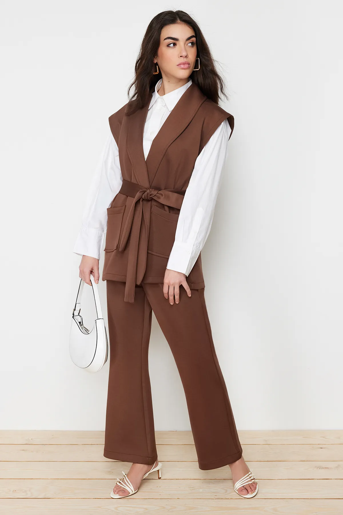 Trendyol Modest  Braunes Set aus gestricktem Oberteil und Unterteil aus Scuba mit Gürtel TCTSS24US00028
