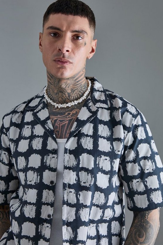 Tall kurzärmliges Hemd mit abstraktem Print