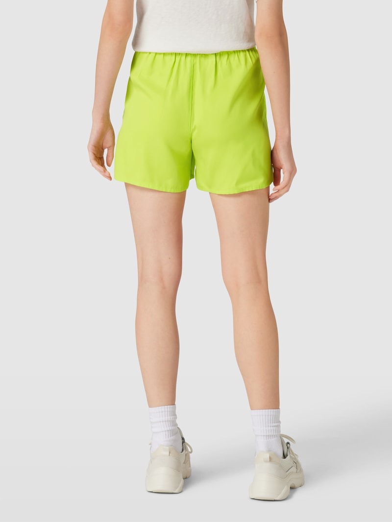 Shorts mit Stoffgürtel in grün