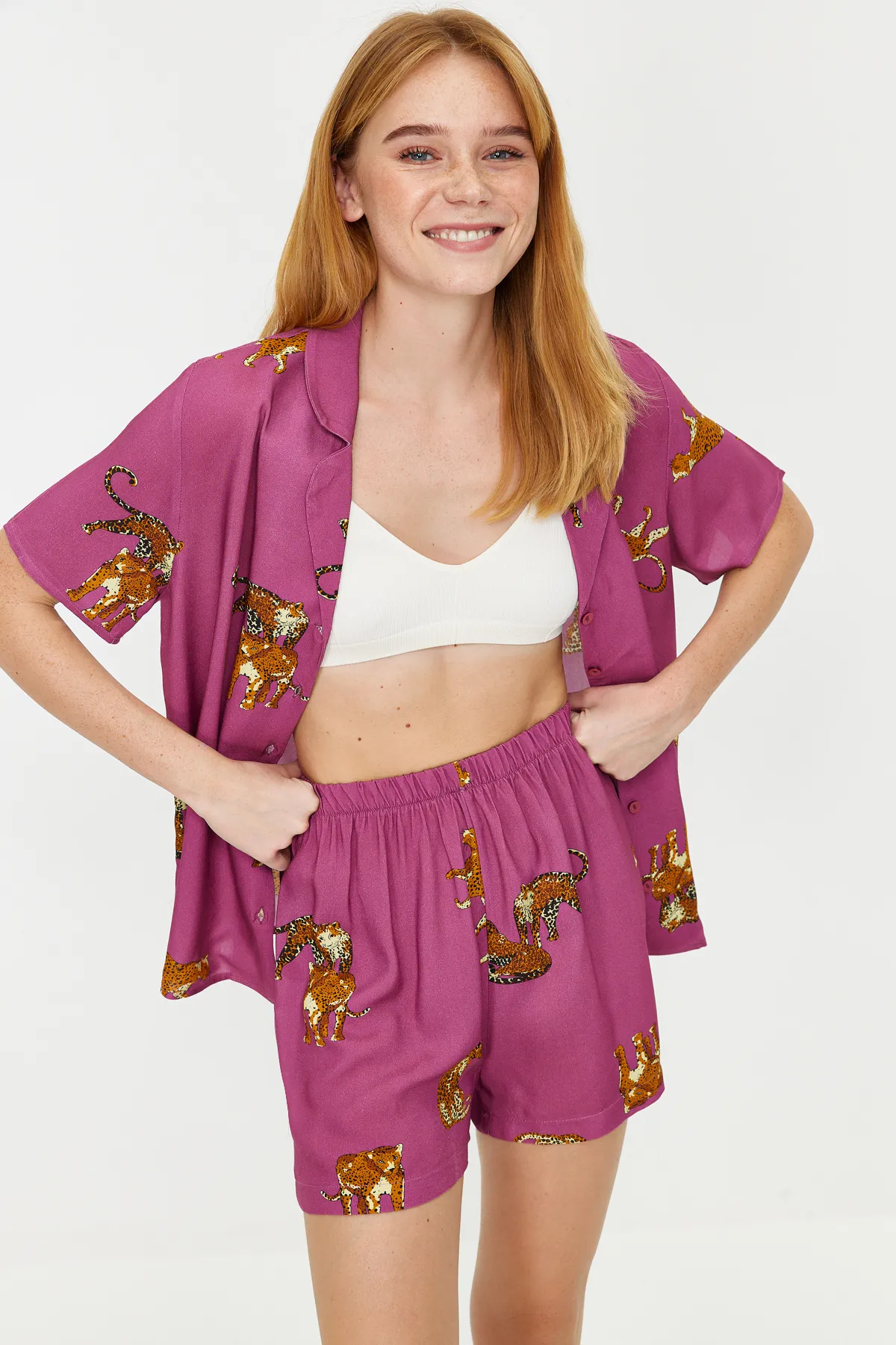 Trendyol Collection  Dunkelrosafarbenes, gewebtes Pyjama-Set mit Hemd und Shorts aus Viskose mit Tiermuster THMSS21PT1501
