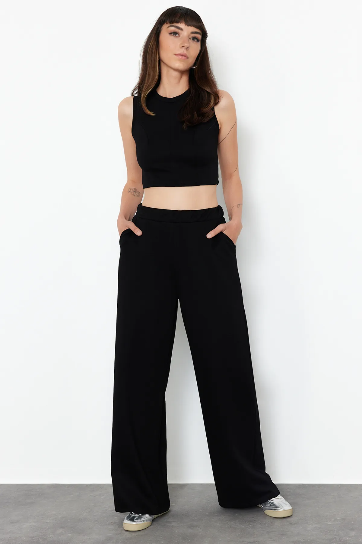 Trendyol Collection  Schwarzes, ärmelloses Crop-Top, entspannte Passform, gestricktes Oberteil und Unterteil, Set TWOSS24AU00121