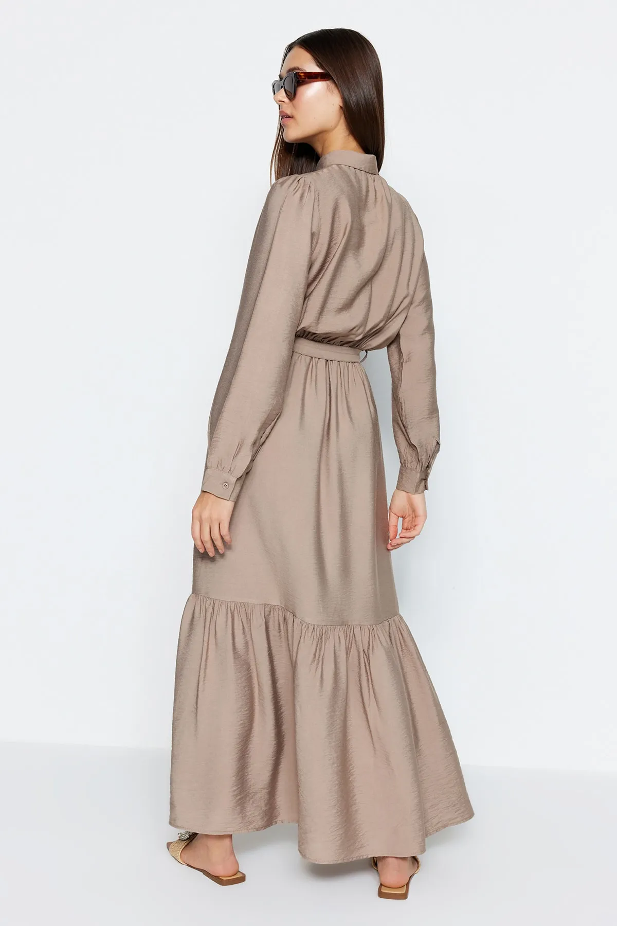 Trendyol Modest  Nerzfarbenes Hemdblusenkleid mit Schultergurt, detailliertem Rock und Volant TCTSS21EL3887