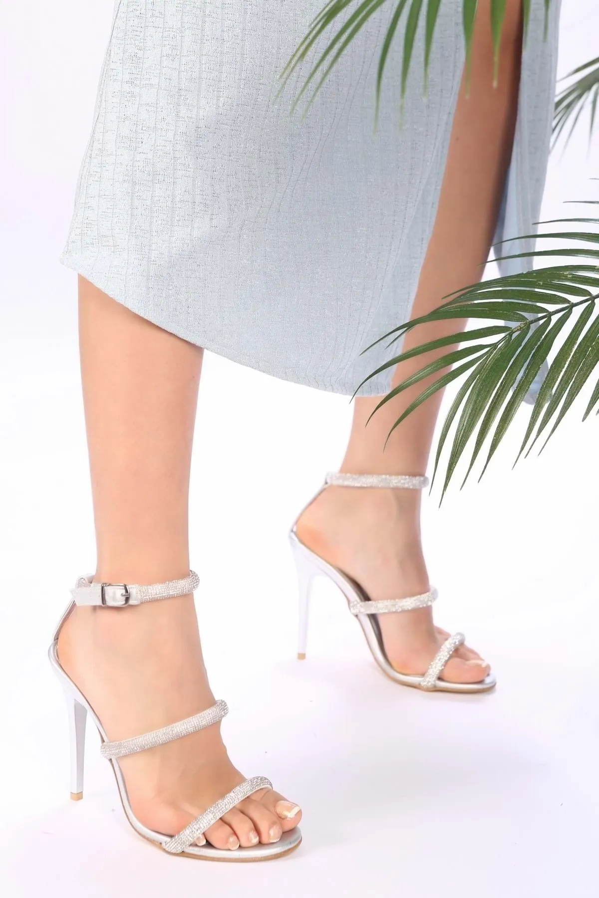 Shoeberry  Damen-Schuhe mit geripptem, strassbesetztem Absatz in Silber