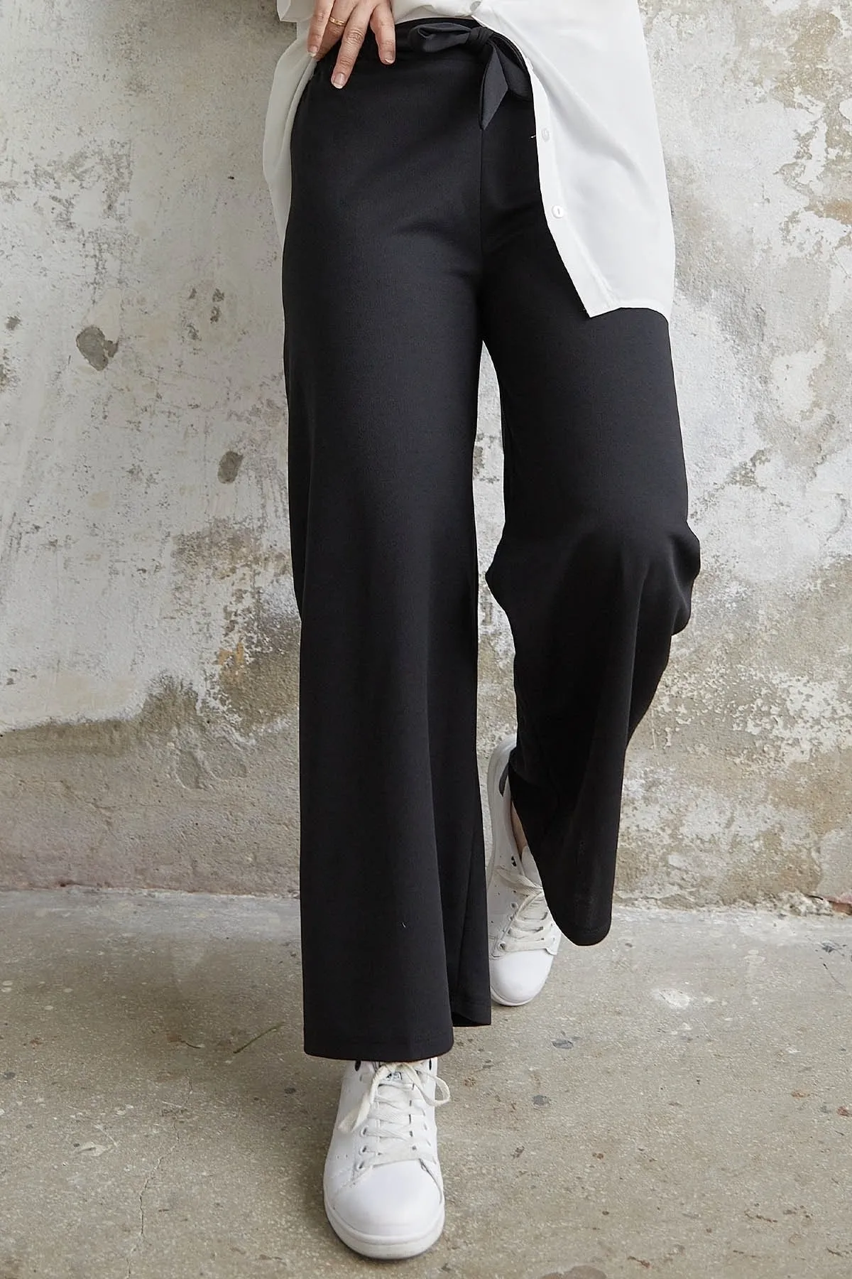 InStyle  Lockere Scuba-Hose mit Gürtel und Taille – Schwarz
