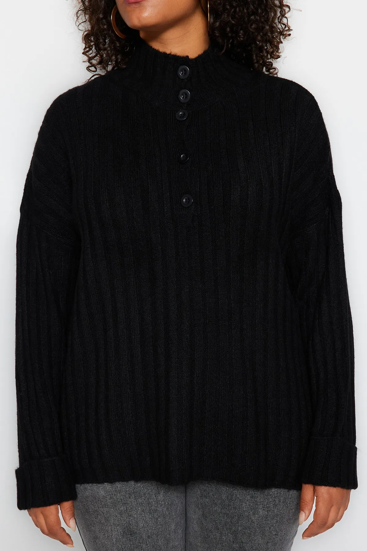 Trendyol Curve  Schwarzer Strickpullover mit Knopfverschluss TBBAW24AN00045