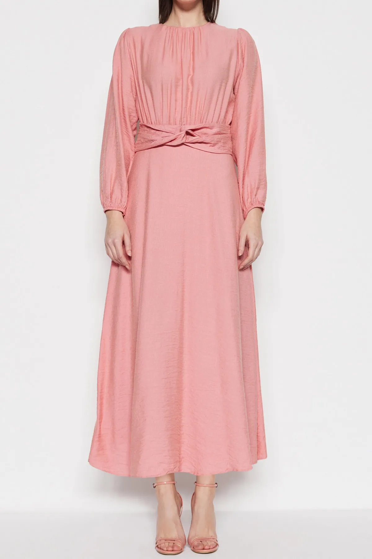 Trendyol Modest  Hellrosa gewebtes Kleid mit Taillen- und Raffdetails TCTSS23EB00138