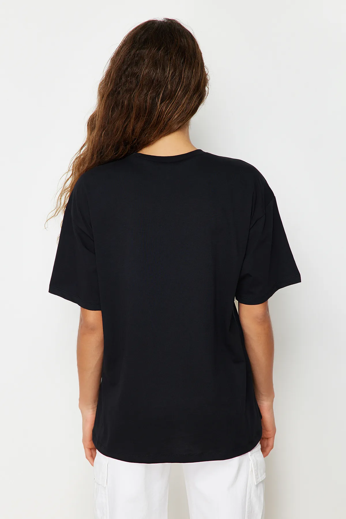 Trendyol Collection  Schwarzes, übergroßes/weites Strick-T-Shirt mit Rundhalsausschnitt aus 100 % Baumwolle TWOSS20TS0134