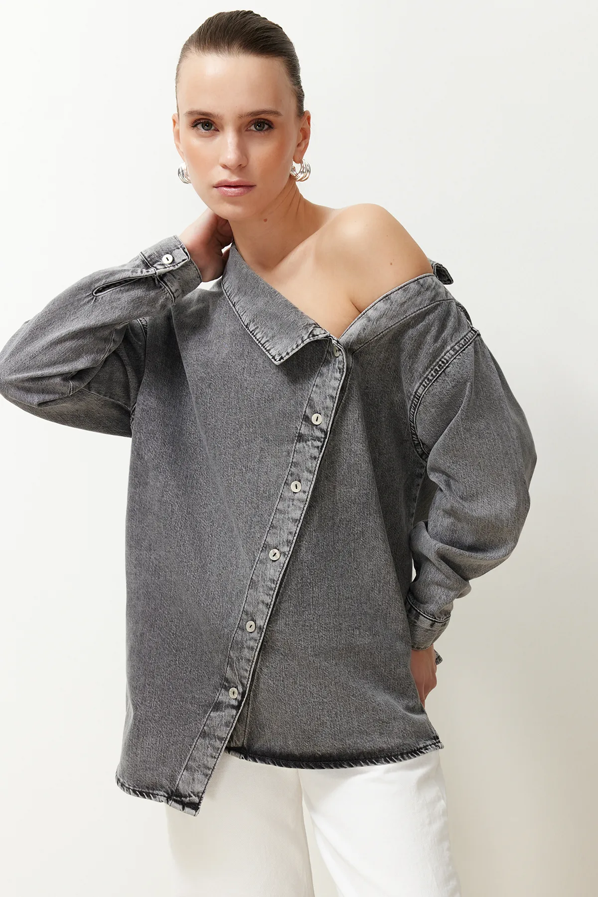 Trendyol Collection  Schwarzes Jeanshemd mit asymmetrischem Kragen und detailliertem Detail TWOSS24GO00034