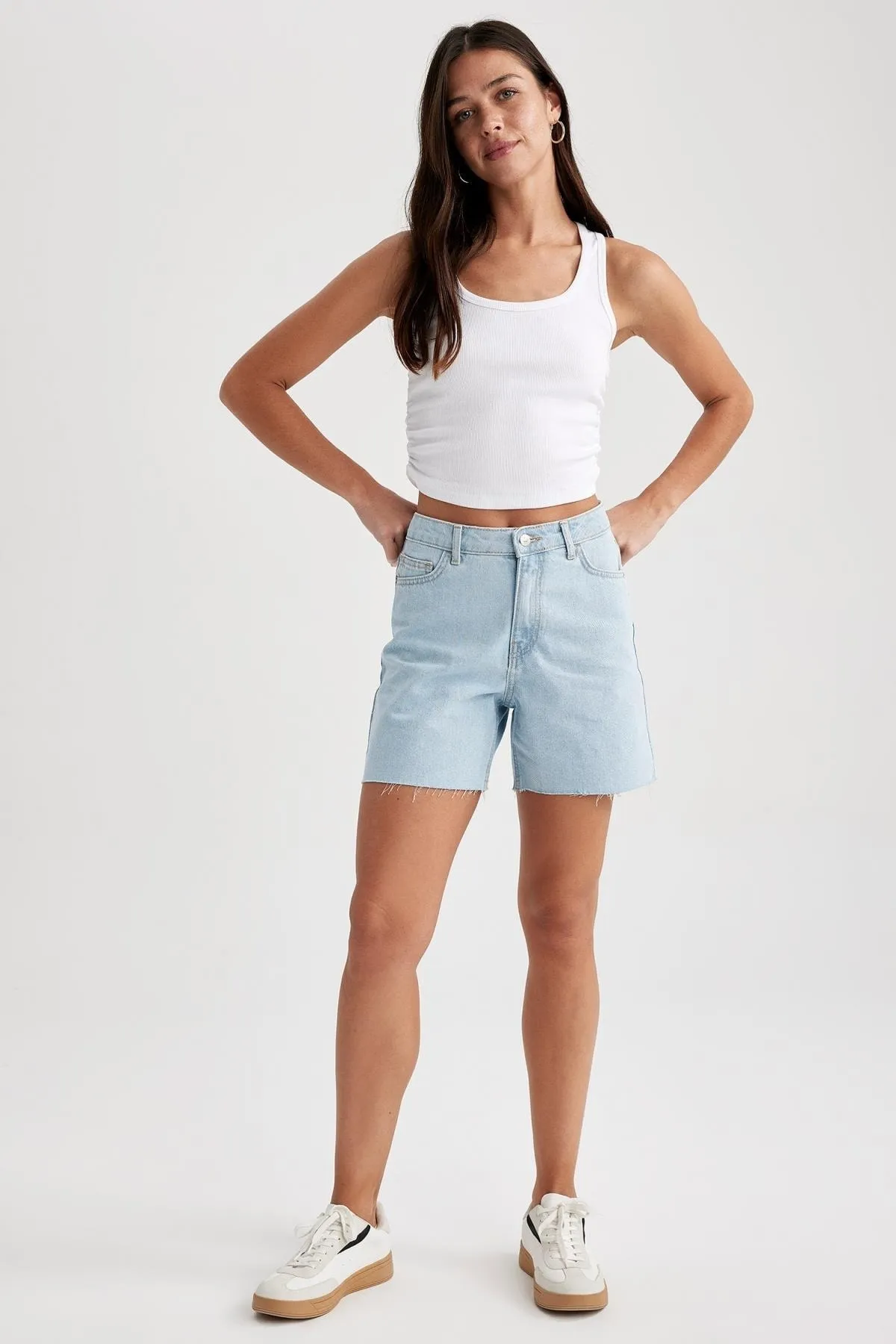 DeFacto  Boyfriend Jeans-Shorts mit normaler Taille und Cut-Toe-Details A2691ax23sm