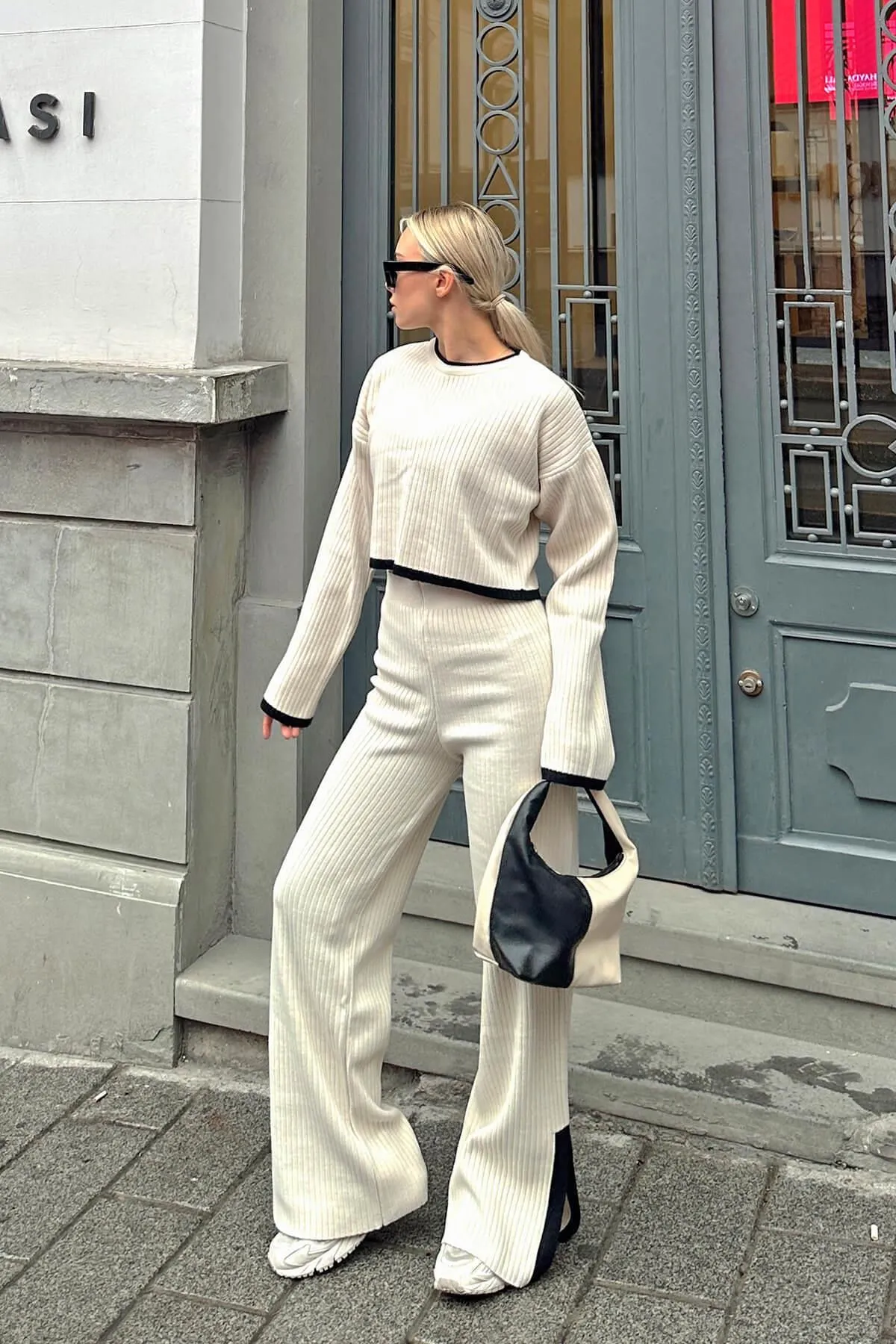 Swist  Beigefarbenes, interstitielles, gestreiftes, geschlitztes Strick-Crop-Hose-Strickwaren-Set mit Unter-Oberteil für Damen