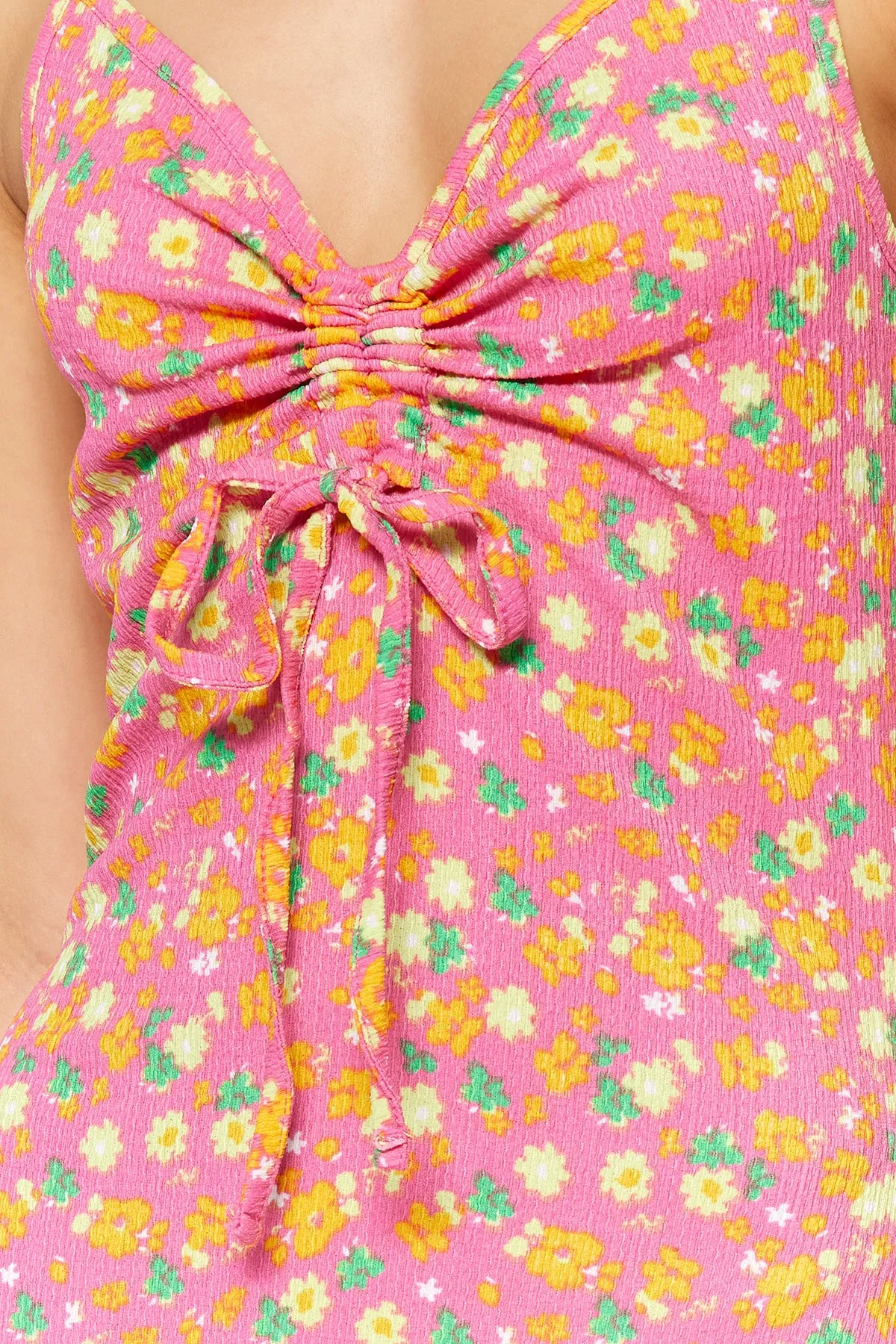 Trendyol Collection  Rosafarbenes, mit Blumenmuster bedrucktes Midi-Strickkleid mit gewickelter Taille und Skater-Trägern TWOSS23EL01454