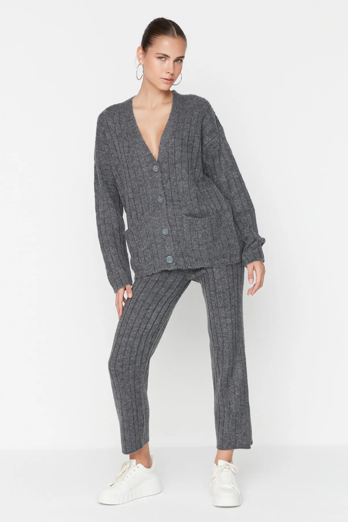 Trendyol Collection  Anthrazitfarbenes, weit geschnittenes Set aus Oberteil und Unterteil aus weicher Strickware TWOAW22AU0128