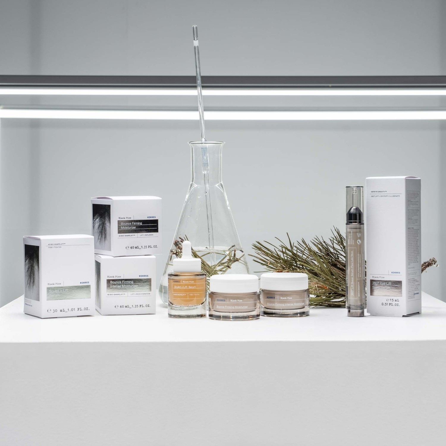 KORRES Spevňujúci hydratačný tónovací krém Black Pine SPF 204D BIO-¬SHAPELIFT™