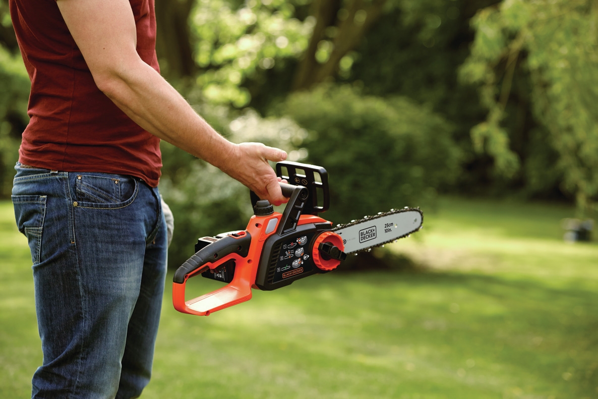 Motosierra inalámbrica Black & Decker GKC1825L20-QW de 18 voltios y 2.0 Ah con batería de iones de litio.