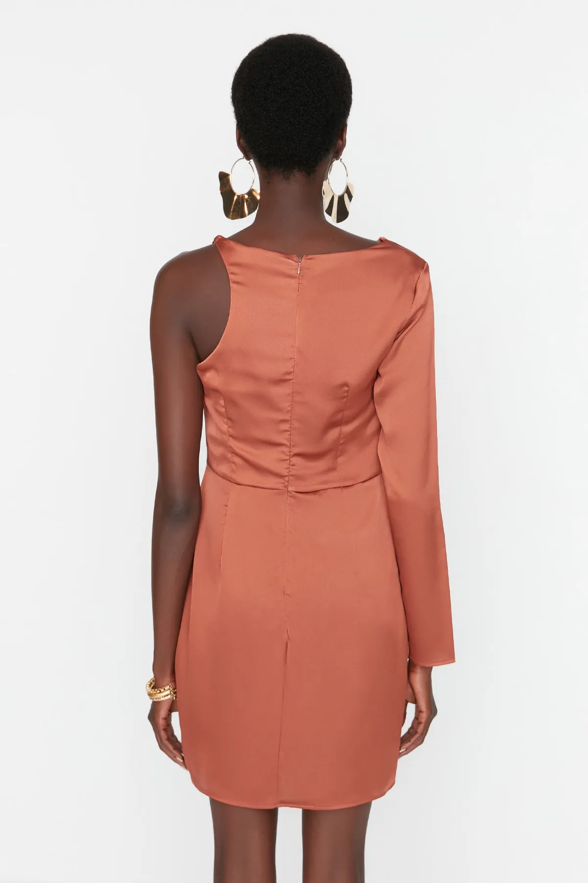 Trendyol Collection  Elegantes Abendkleid mit zimtfarbenem Satin-Schulterdetail TPRAW23EL00263