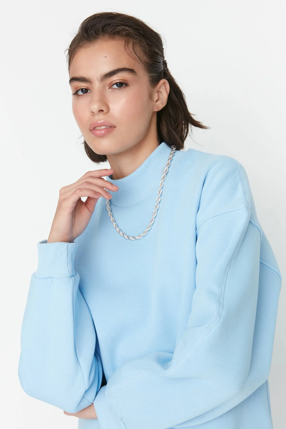 Trendyol Collection  Hellblaues, dickes Innenfleece-Sweatshirt mit Stehkragen und entspannter/bequemer Passform TWOAW20SW0584