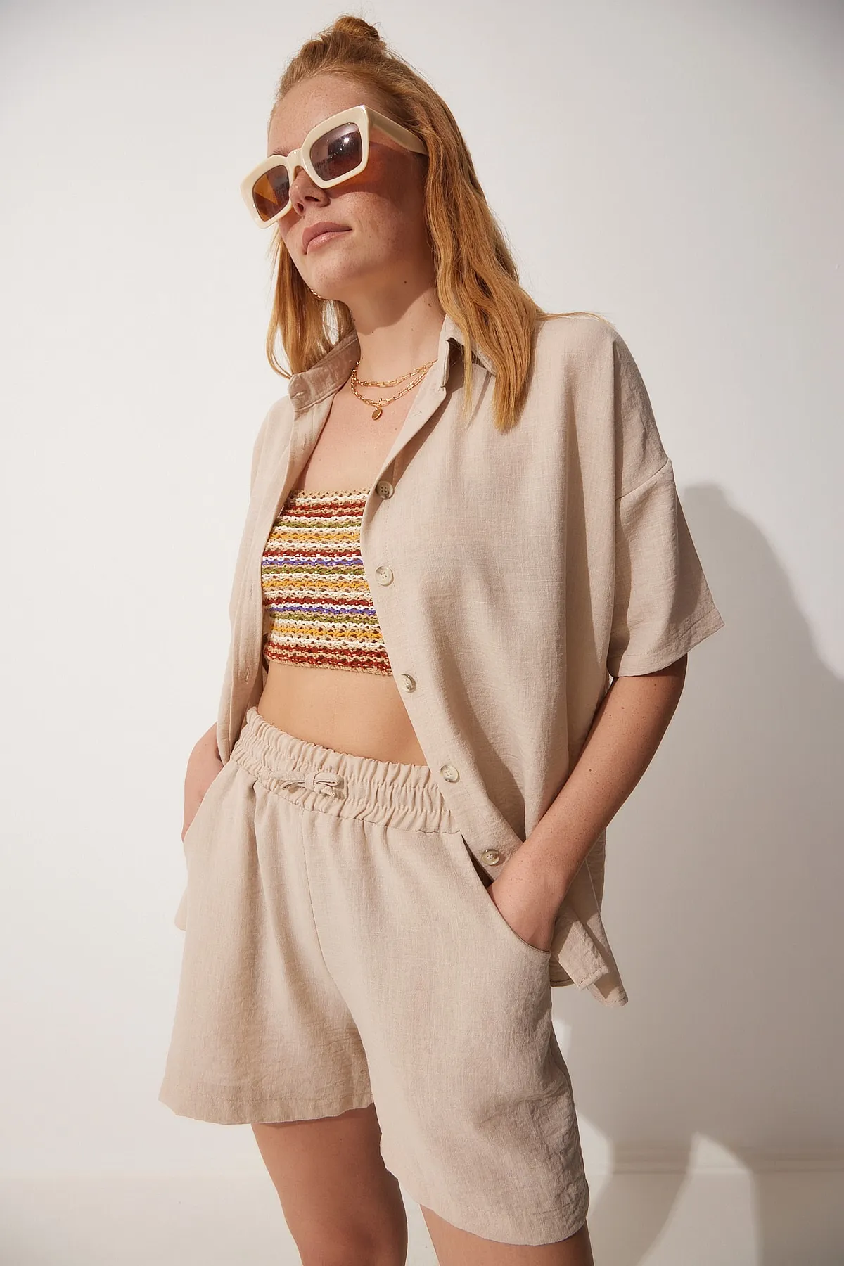 Happiness İstanbul  Beiges Sommer-Set aus Leinenhemd und Shorts für Damen CI00082