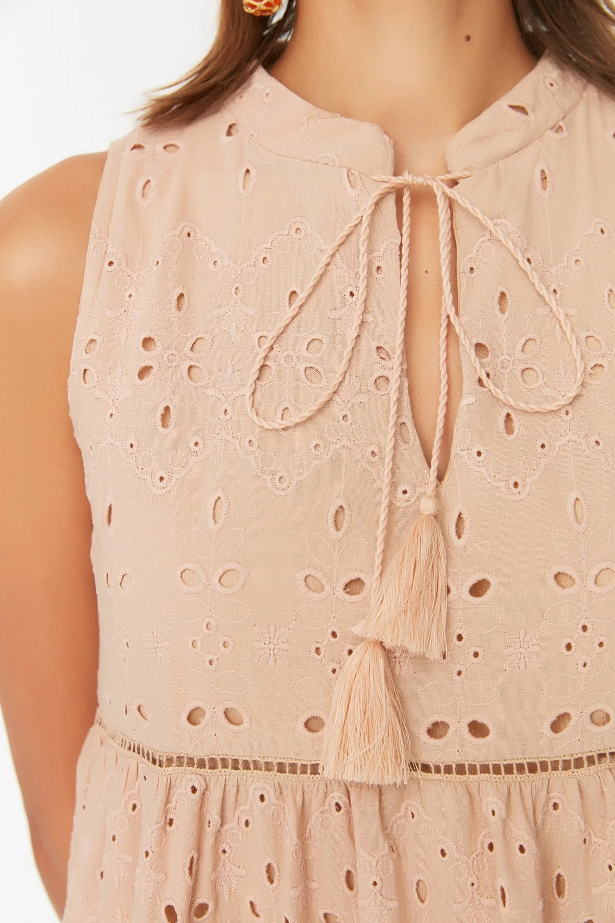 Trendyol Collection  Kamelfarbenes, gerade geschnittenes, gefüttertes, gewebtes Kleid mit Quasten und detaillierter Stickerei TWOSS21EL2703