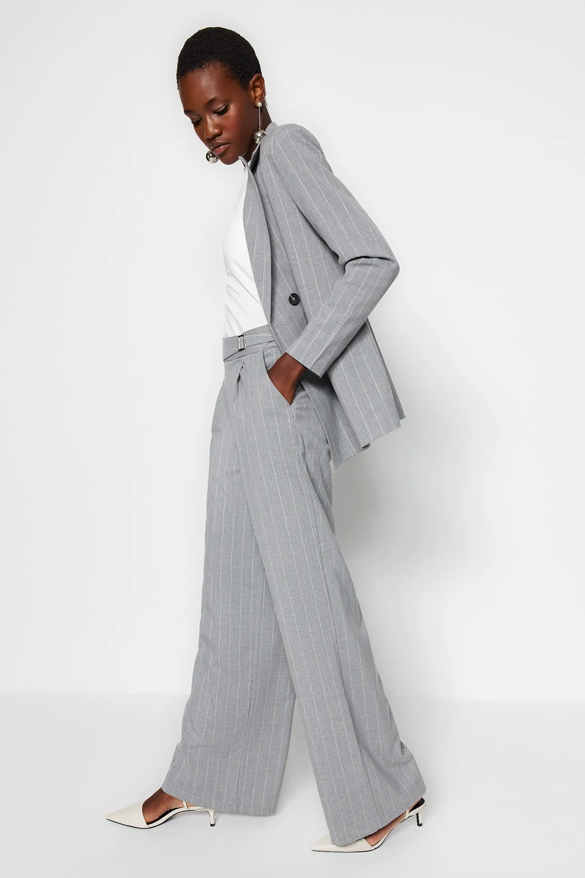 Trendyol Collection  Graue, gewebte, gestreifte Hose mit weitem Bein und glitzernden Details TWOSS23PL00223