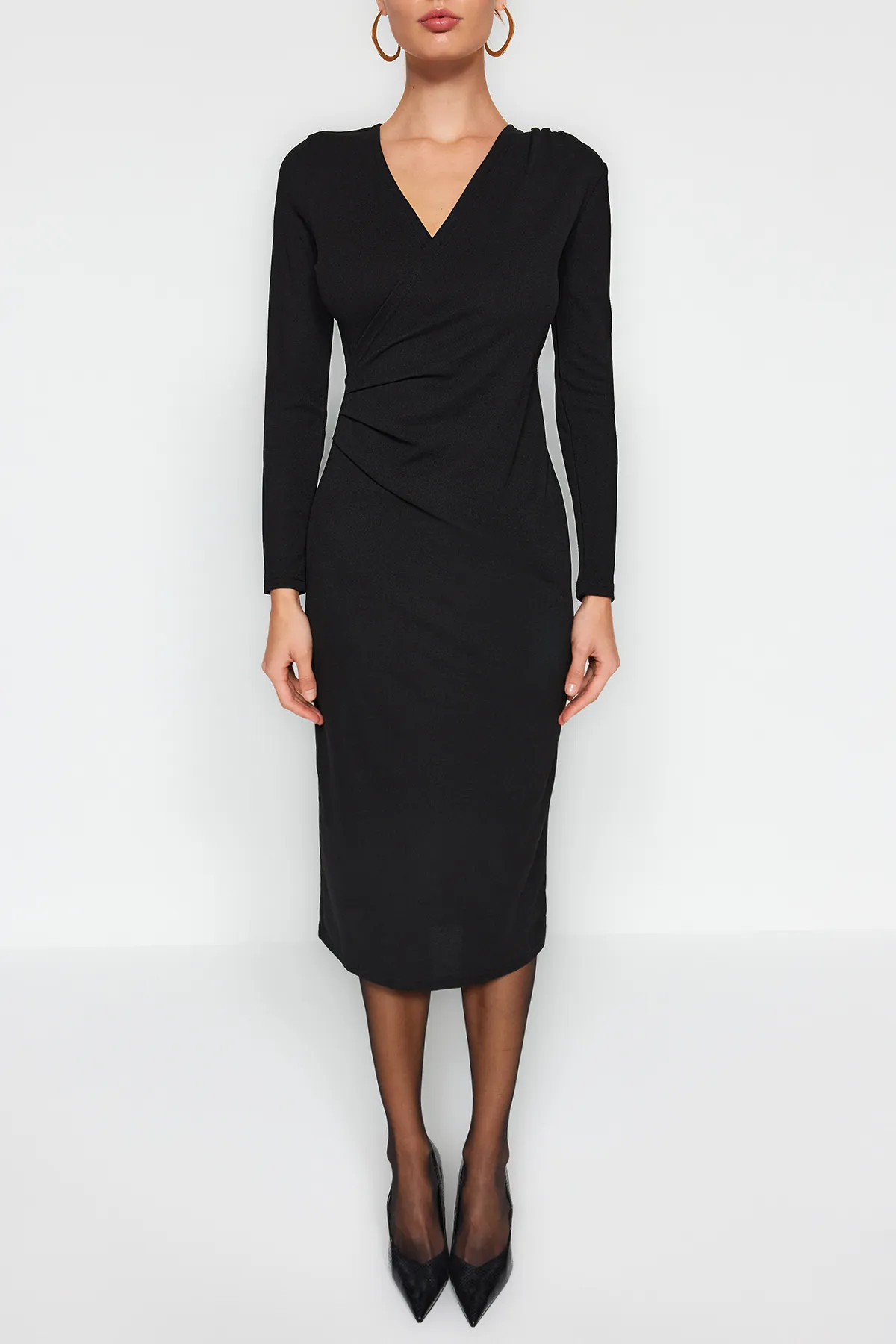 Trendyol Collection  Schwarzes, zweireihiges Midi-Strickkleid mit Kragen und langen Ärmeln und detailliertem, tailliertem Schnitt TWOAW24EL00826