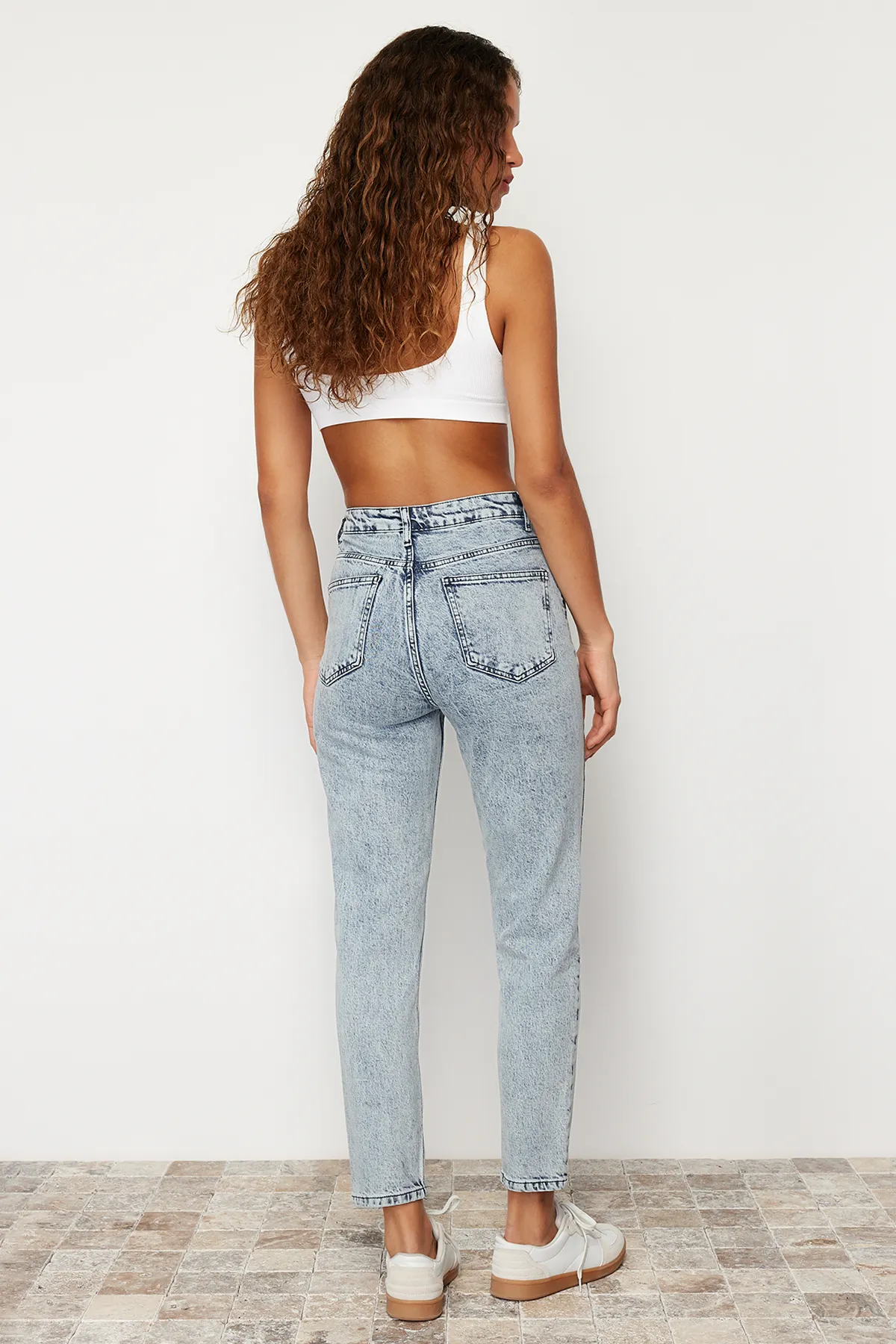 Trendyol Collection  Blaue, nachhaltigere Mom-Jeans mit hoher Taille und schmaler Passform TWOSS24JE00081