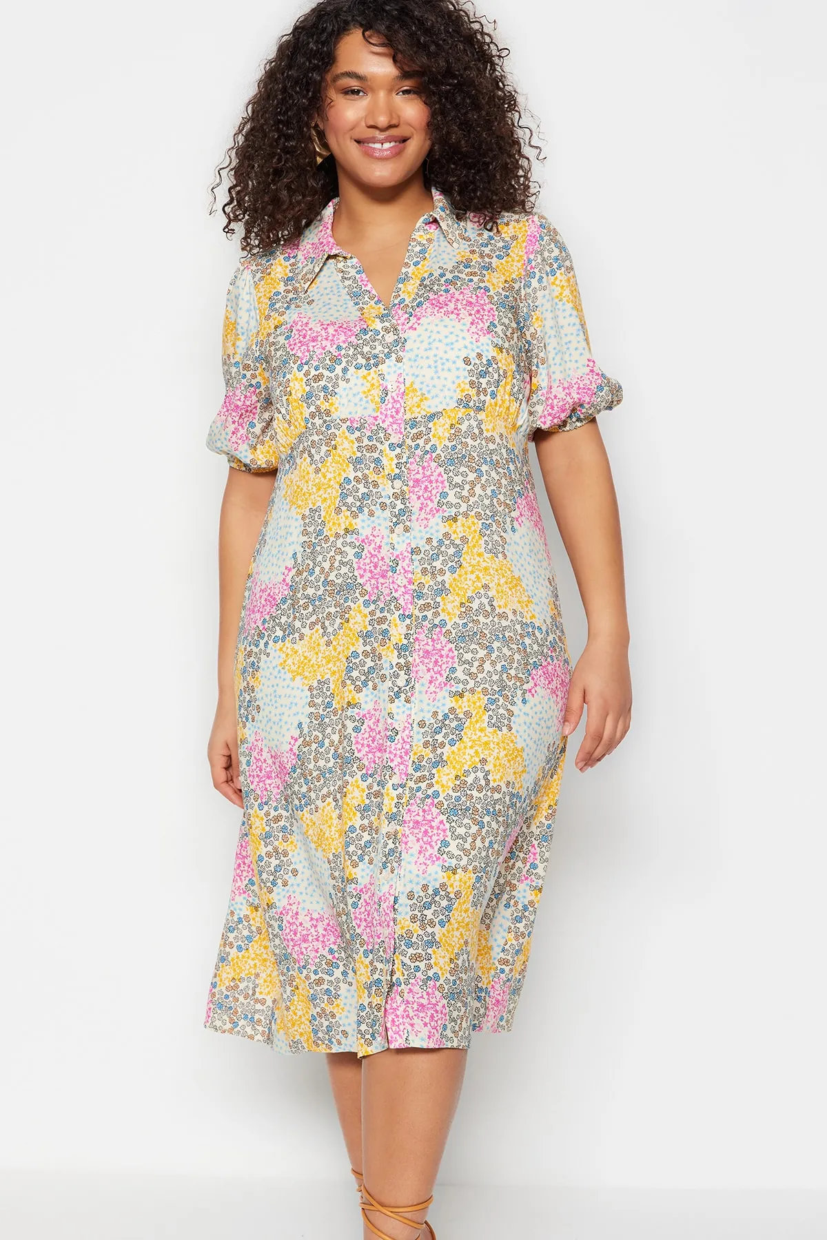 Trendyol Curve  Beiges gewebtes Hemdblusenkleid mit Blumenmuster TBBSS23AH00039