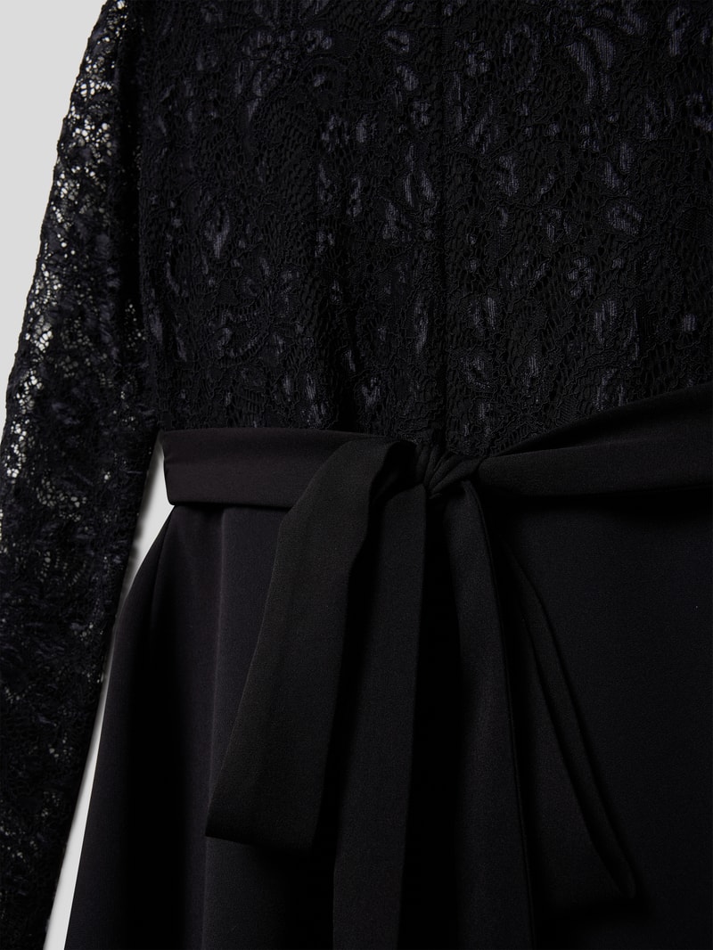 Kleid mit floraler Spitze in schwarz