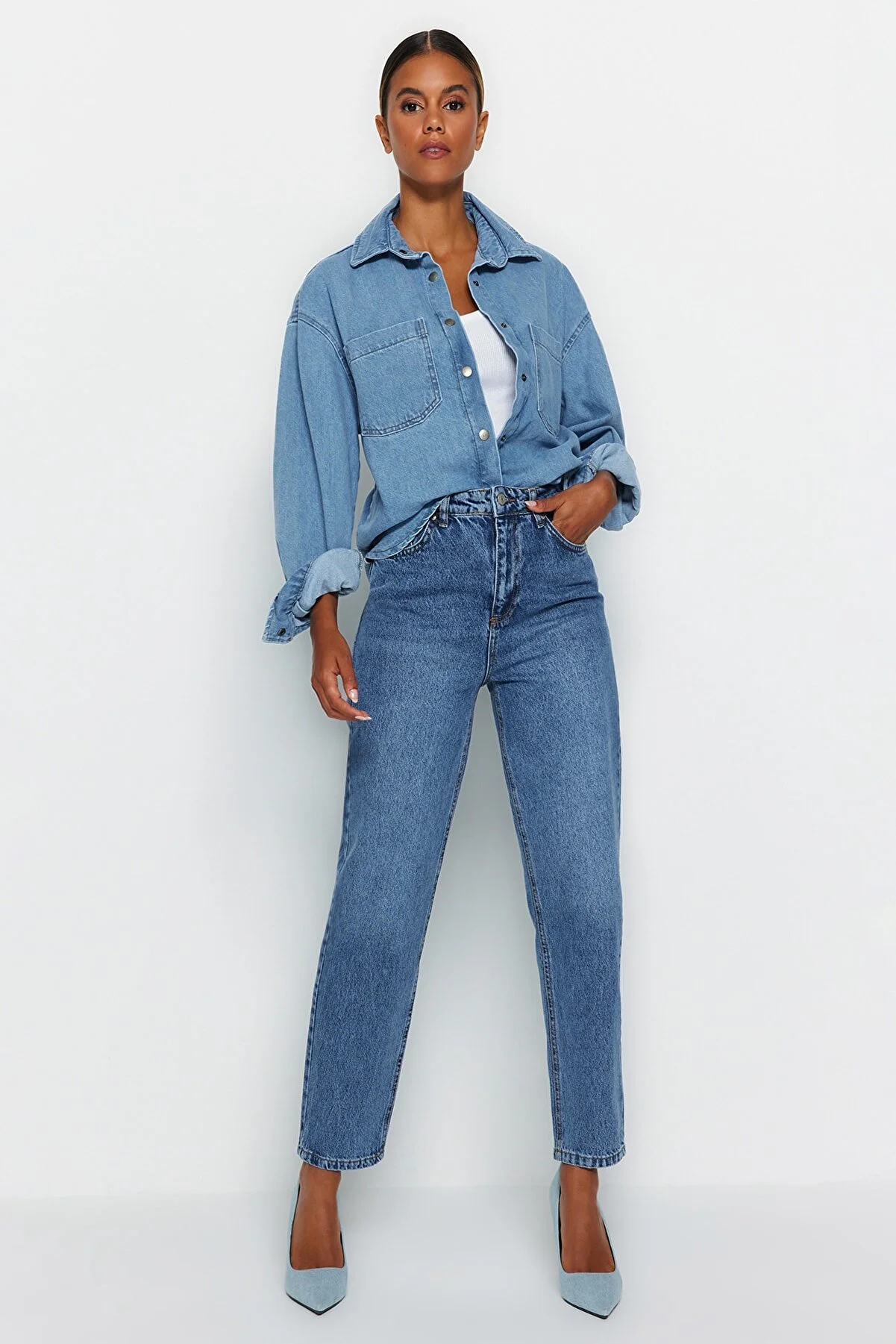Trendyol Collection  Blaue Mom-Jeans mit hoher Taille TWOAW24JE00076