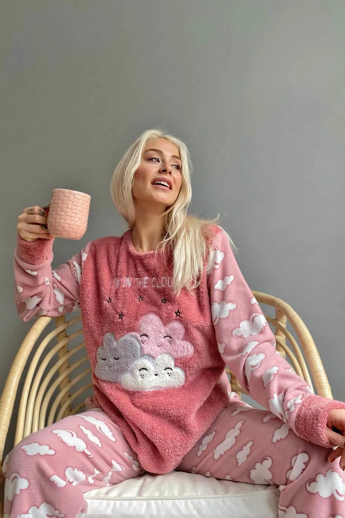 Pijamaevi  Plüsch-Pyjama-Set für Damen mit rosa Mondwolkenmuster