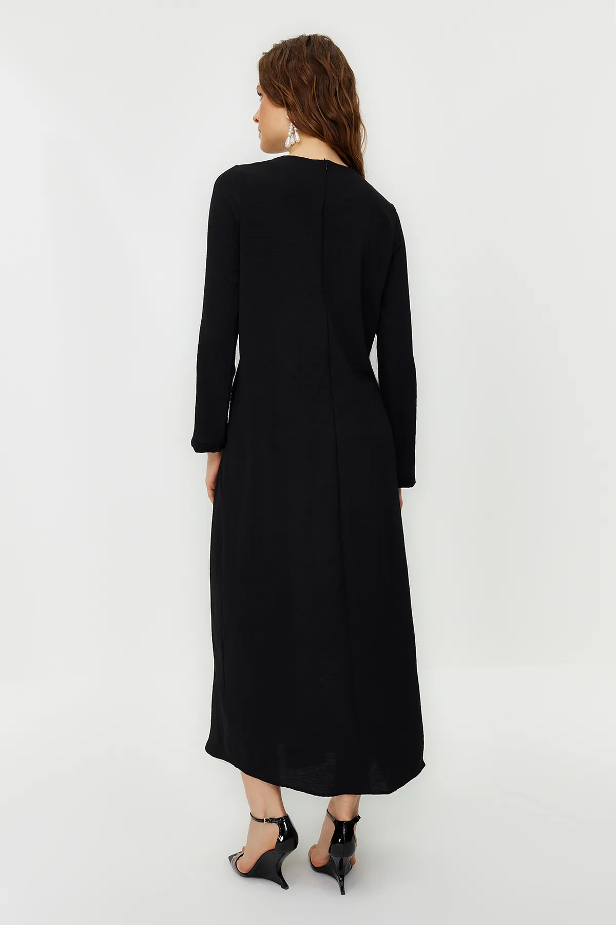Trendyol Modest  Schwarzes, mit Perlen besetztes Aerobin-Webkleid TCTSS24EB00030