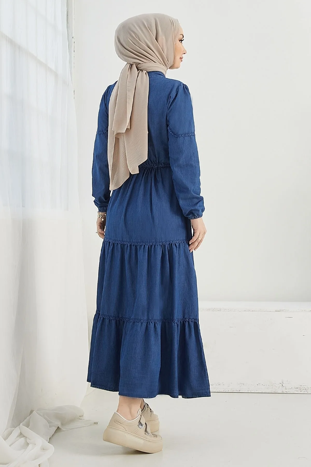 InStyle  Kayla detailliertes Guipure-Jeanskleid – Blau