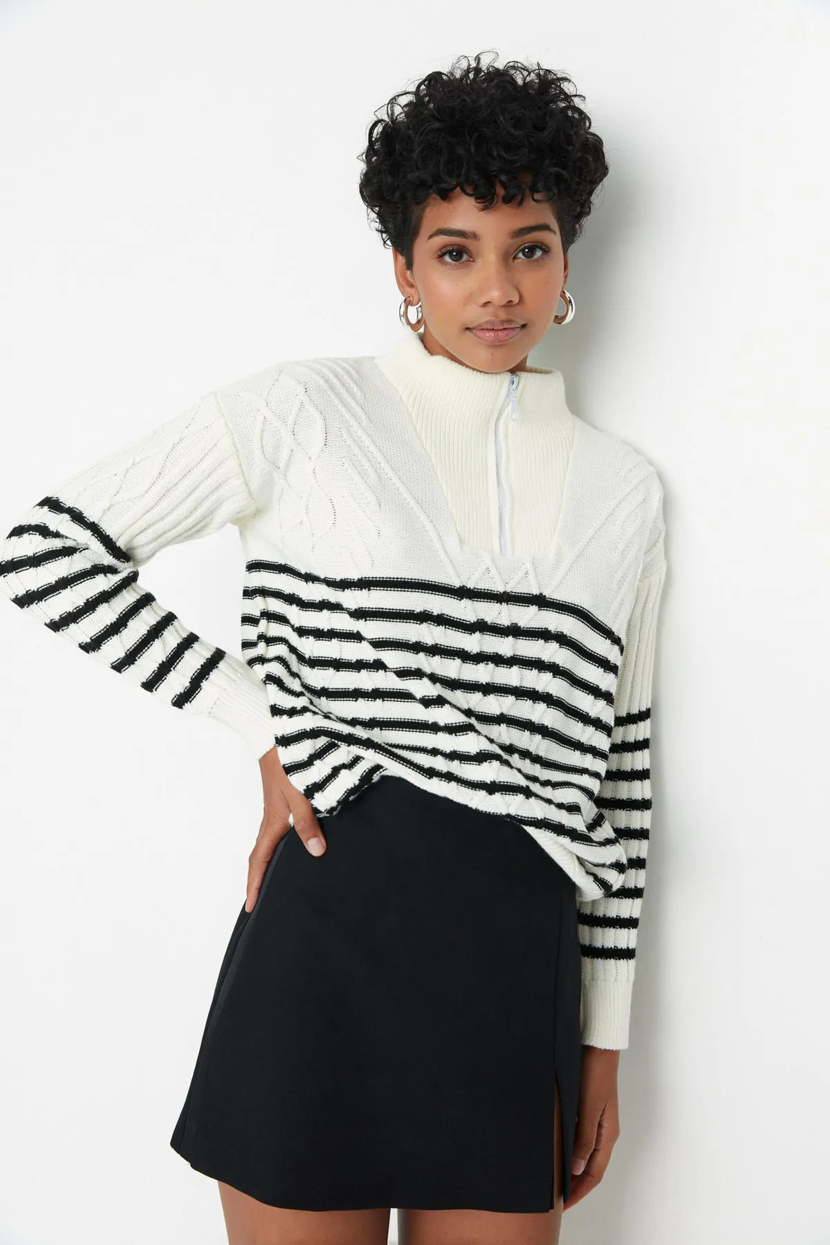 Trendyol Collection  Ecrufarbener Strickpullover mit weiter Passform TWOAW22KZ0020