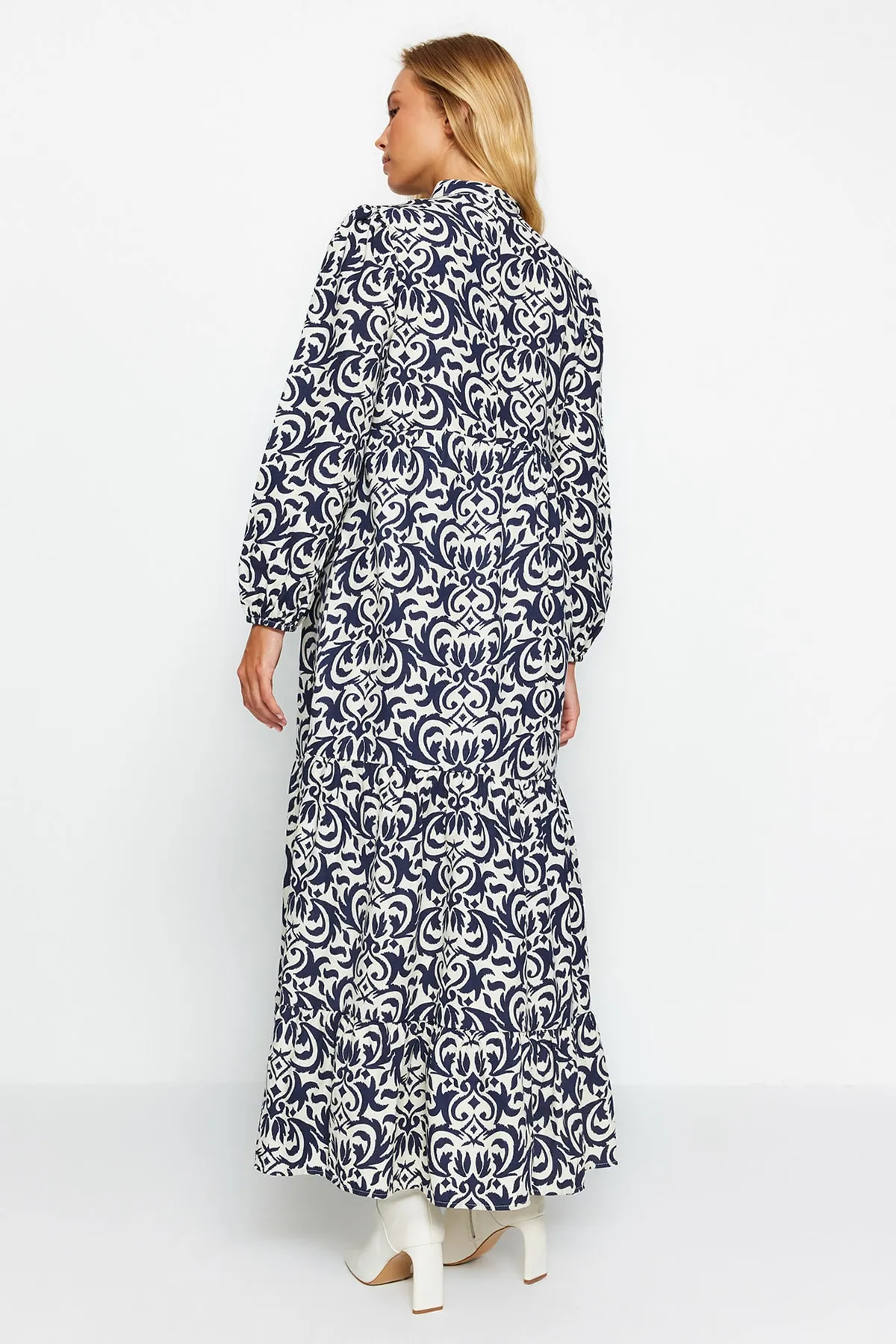 Trendyol Modest  Marineblaues, gemustertes Kleid aus gewebter Baumwolle mit halber Knopfleiste und weiter Passform TCTSS23EB00222