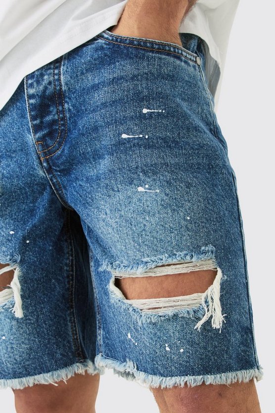 Hellblaue Slim-Fit Jeansshorts mit Rissen und Farbspritzern