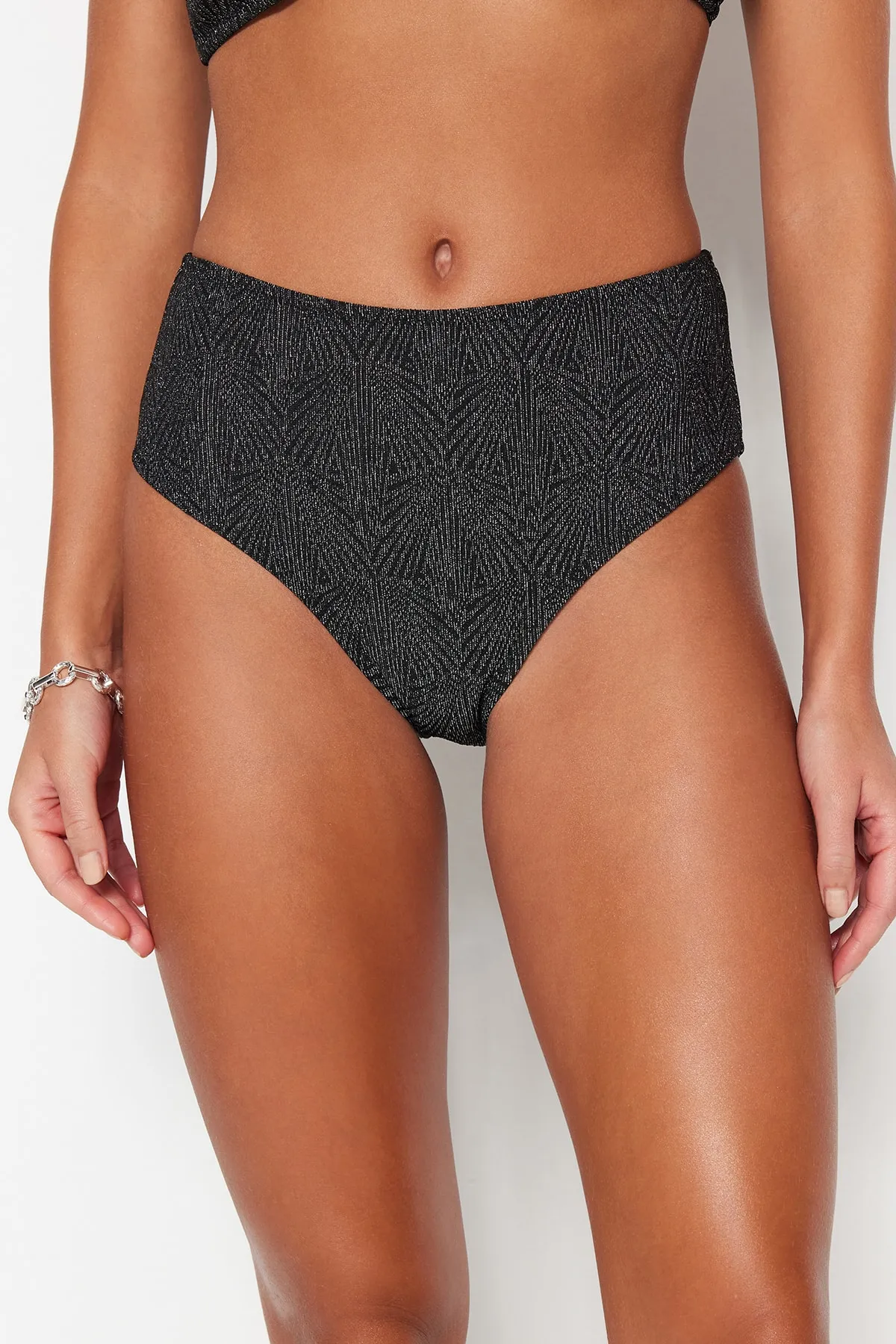 Trendyol Collection  Schwarze, silbrige Bikinihose mit hoher Taille und normalem Beinverlauf TBESS23BA00241
