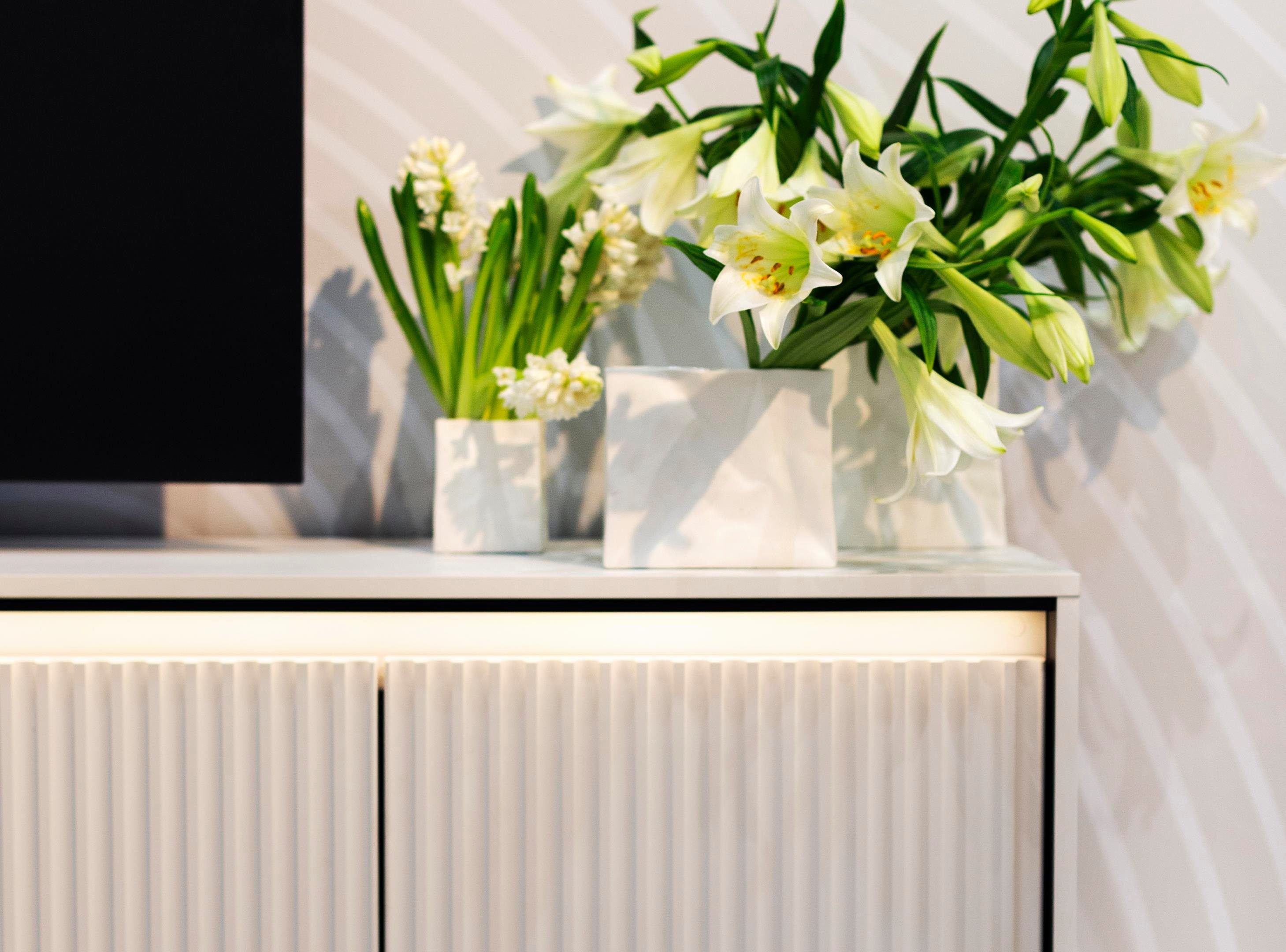 Compleo Kommode FLORE (193x40x83 cm) mit 4 Türen, Metallfüße, LED-Beleuchtung