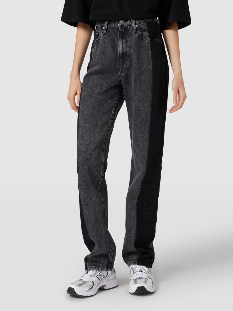 High Rise Jeans mit Coloured Denim in schwarz